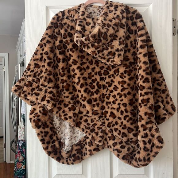 Tickled Pink Cheetah Oversized Hooded Poncho Mobwife - Picture 6 of 6